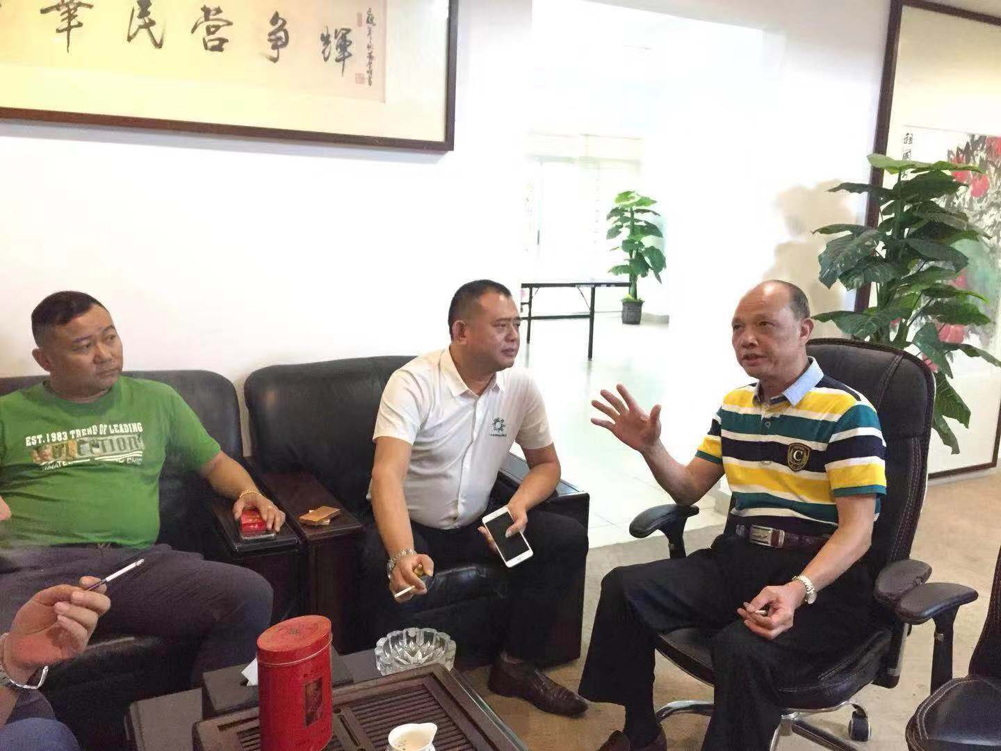 方丽娜等一行拜访广东省民营企业文化协会,与文化协会执行会长胡桂明