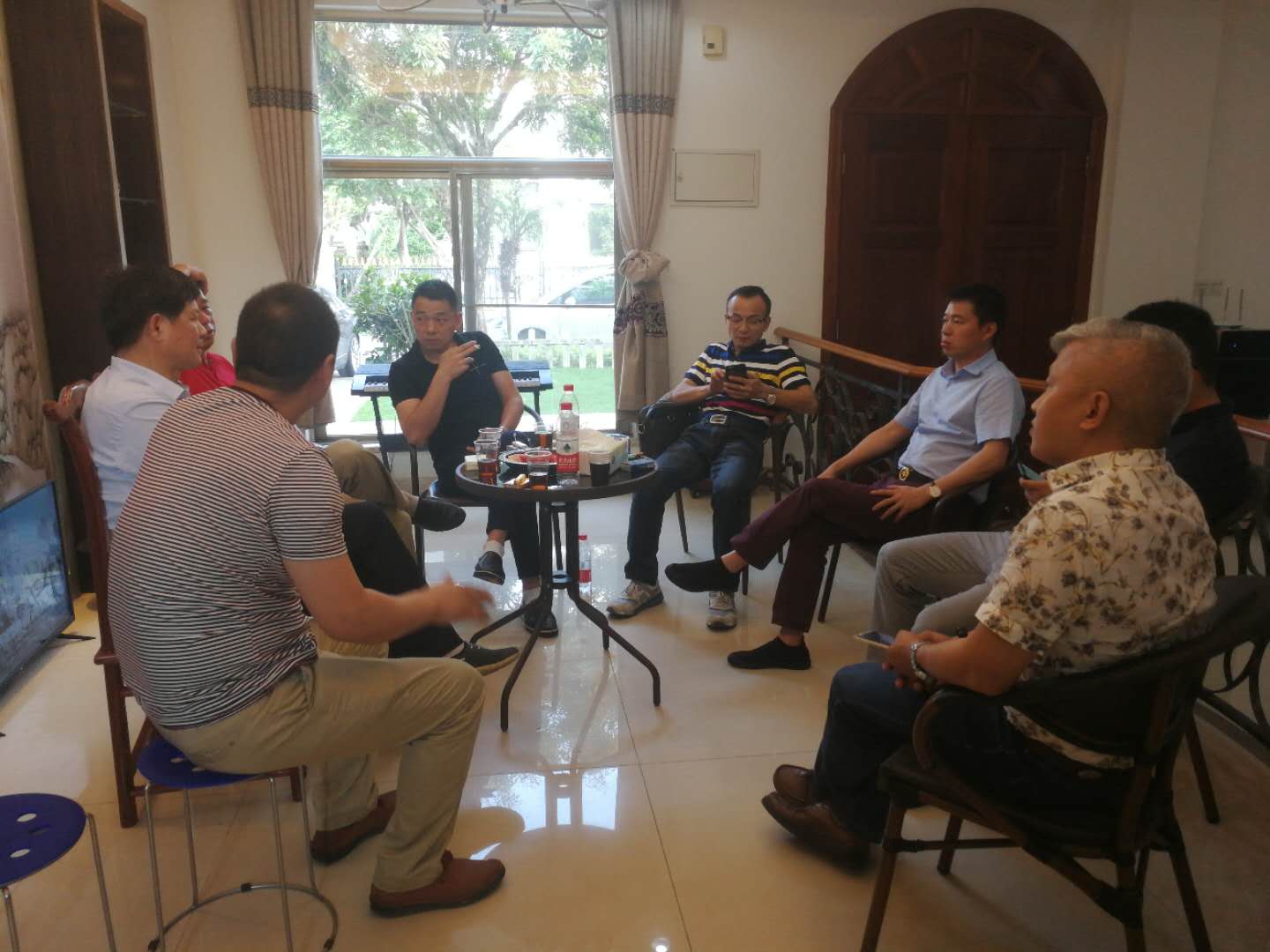 广东省湖南临湘商会会长陈小平和秘书处陈金秋,程宪政等正在与廖总